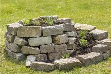 Eine Kräuterspirale im Garten – frische Kräuter für Kräuterfans