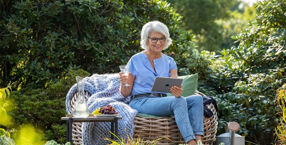 Gartenfreizeit - Frau mit Tablet im Garten 
