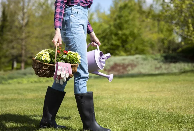 Frau bei der Gartenarbeit