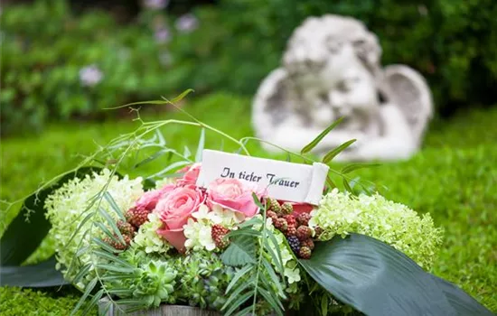 Das Grab im Sommer – die richtigen Blumen finden Das Grab im Sommer – die richtigen Blumen finden