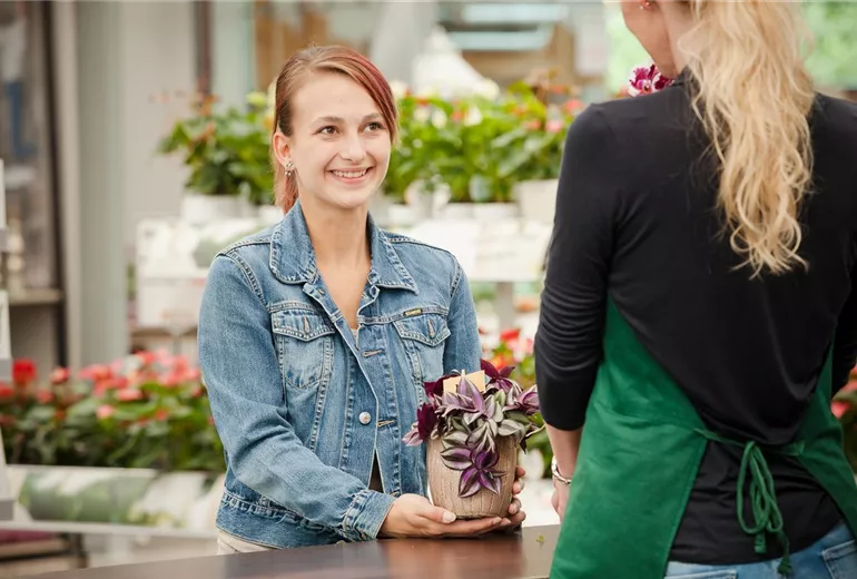 Kundin im Gartencenter Kundin im Gartencenter