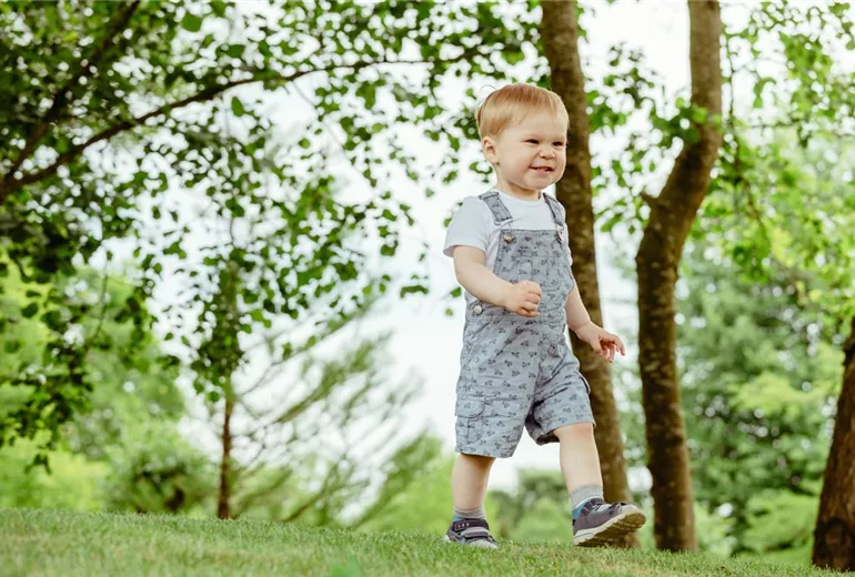 Kleiner Junge im Garten Kleiner Junge im Garten