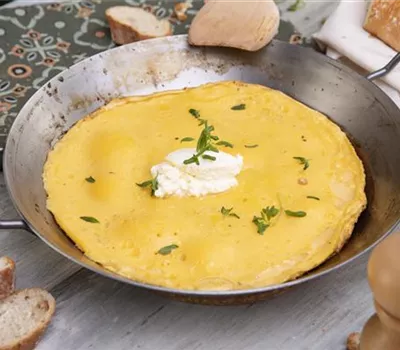 Omelett mit frischem Bohnenkraut und Ziegenkäse