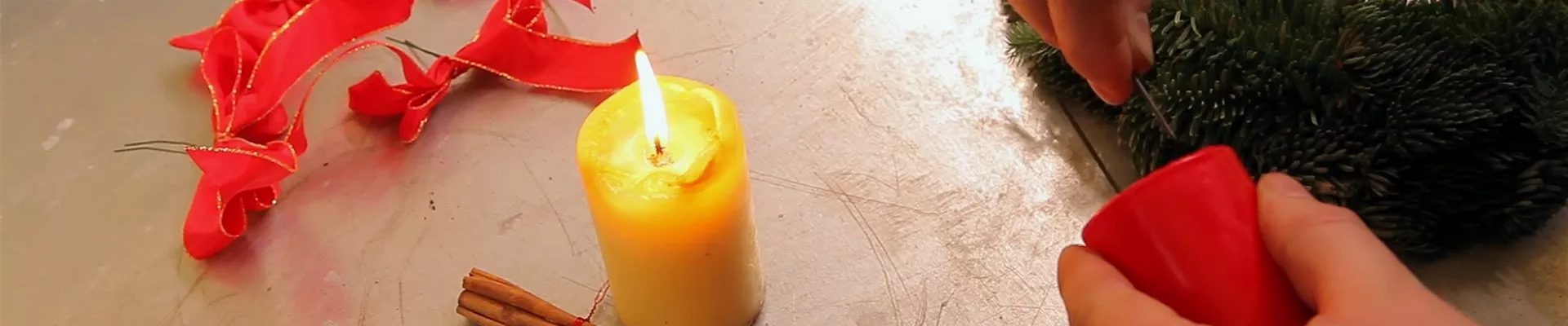 Dekoration - Anfertigen eines Weihnachtskranzes (thumbnail) Dekoration - Anfertigen eines Weihnachtskranzes (thumbnail)